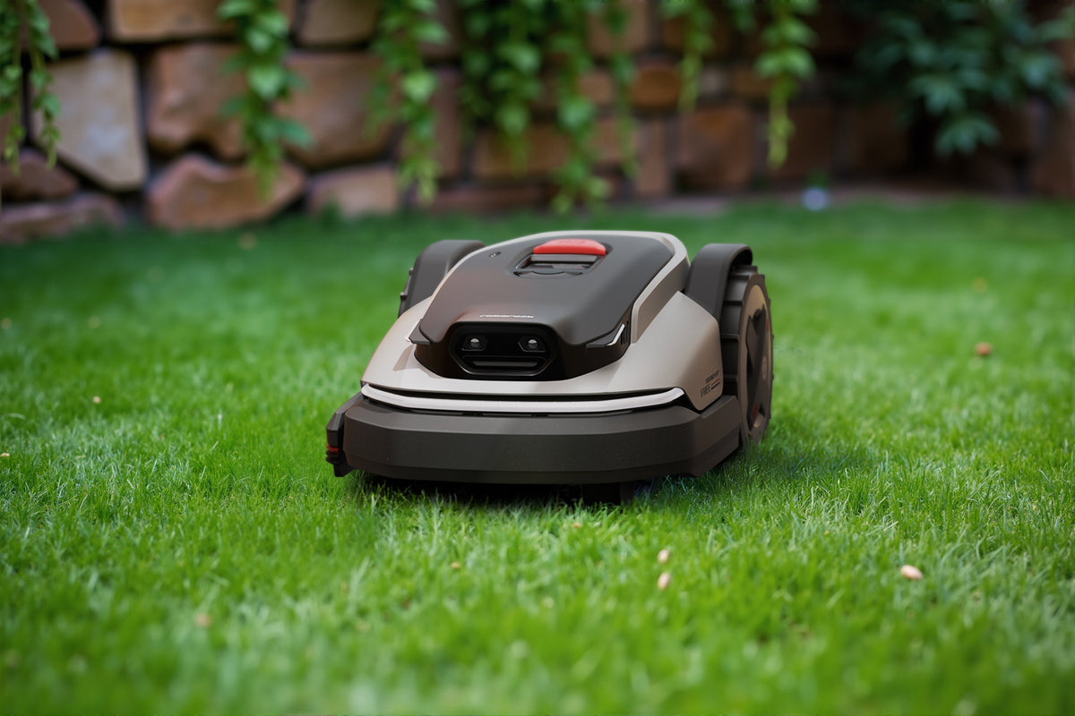 RoboRock RockMow S1 robotgressklipper med tilhørende garasje for oppbevaring og lading