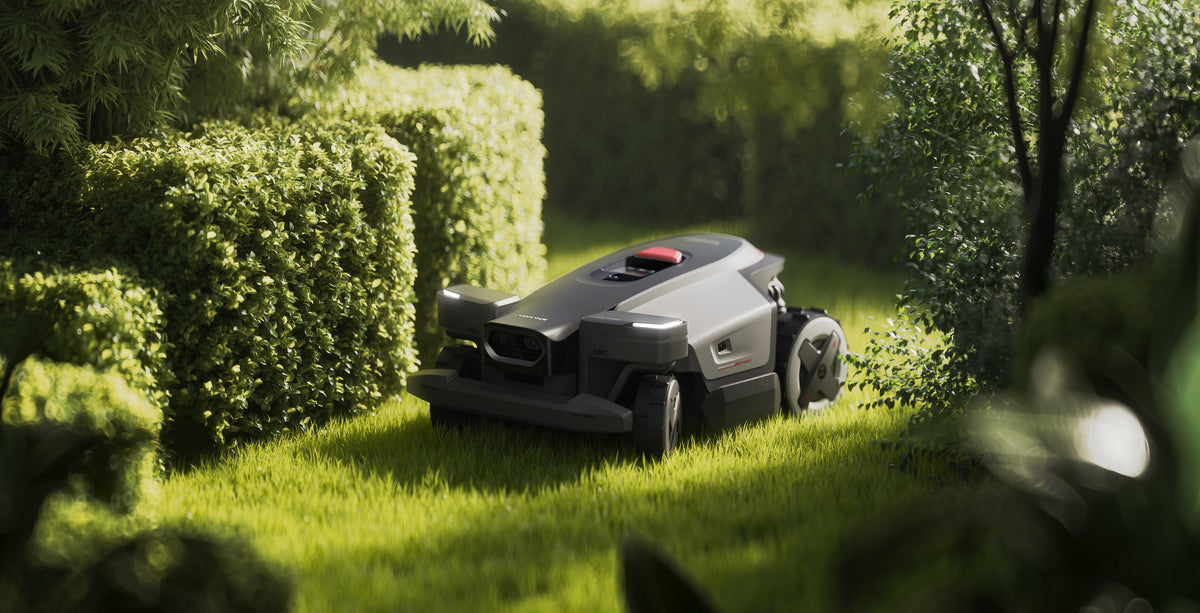 Roborock RockMow Z1 robotgressklipper fra RoboRock, sett forfra på gressplen